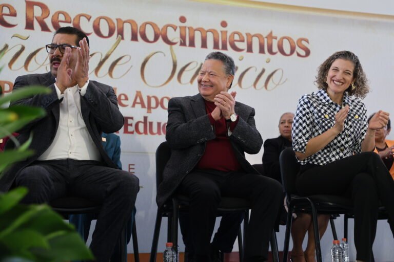 Gobierno estatal entrega estímulos y reconocimientos a personal de apoyo a la educación