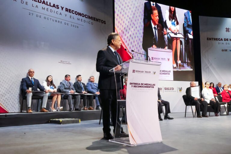 Julio Menchaca entrega reconocimientos a personal médico de Hidalgo