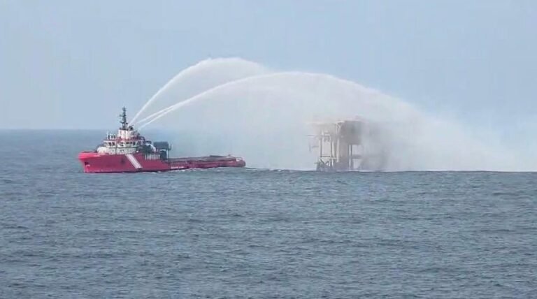 Pemex reporta un incendio sin heridos en una plataforma de Campeche