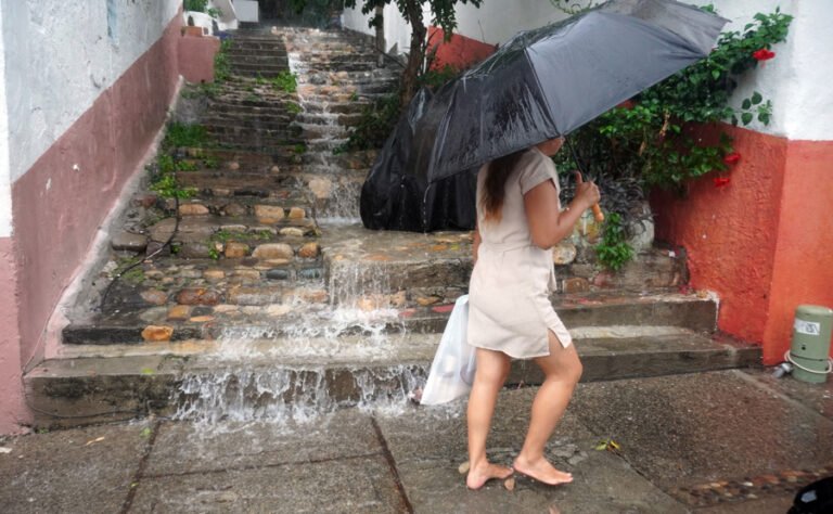 Vance se debilita a depresión tropical y provoca lluvias en México