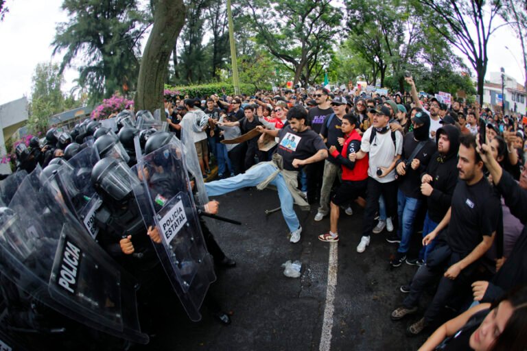 Siete detenidos en protestas por el agua; enviados a prisión