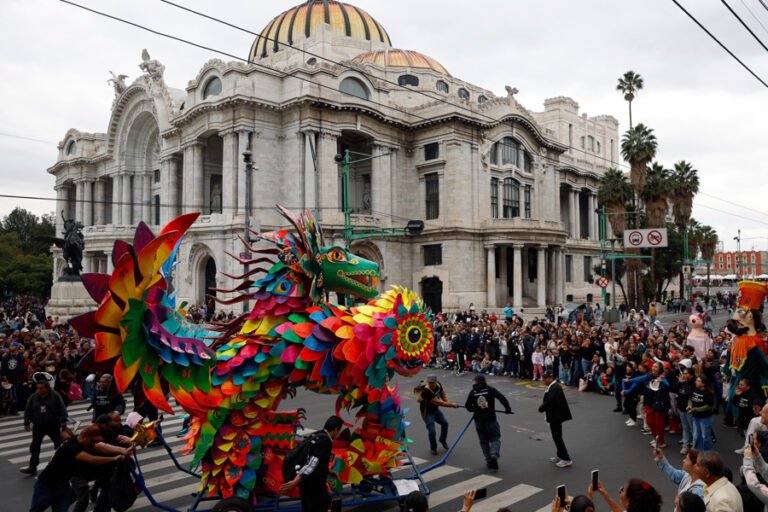 Alebrijes gigantes desfilan y llenan de fantasía y color las calles de Ciudad de México