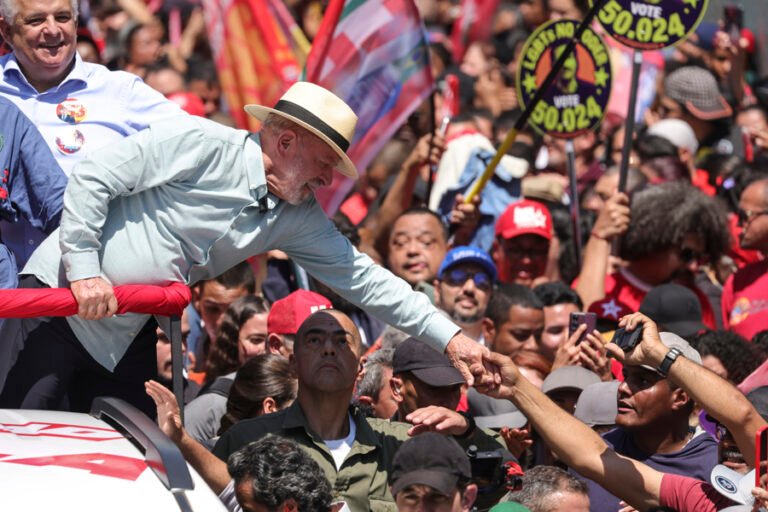 Bolsonaro y Lula se muestran cercanos al pueblo en sus últimas propagandas