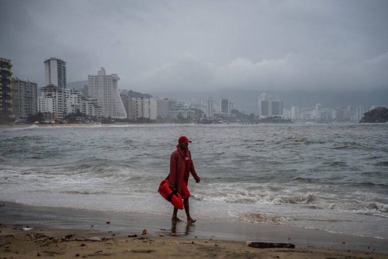 México cierra puertos en el Pacífico por la tormenta Simón