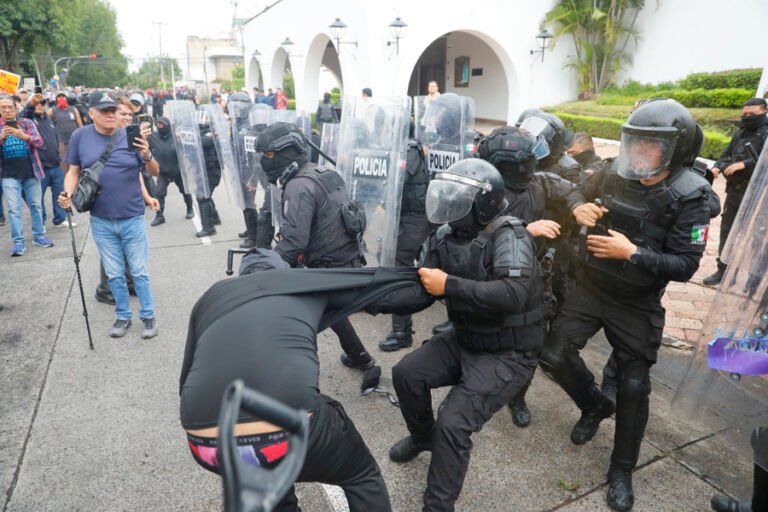 Investigan a 17 policías por abusos en protesta por el agua en Guadalajara