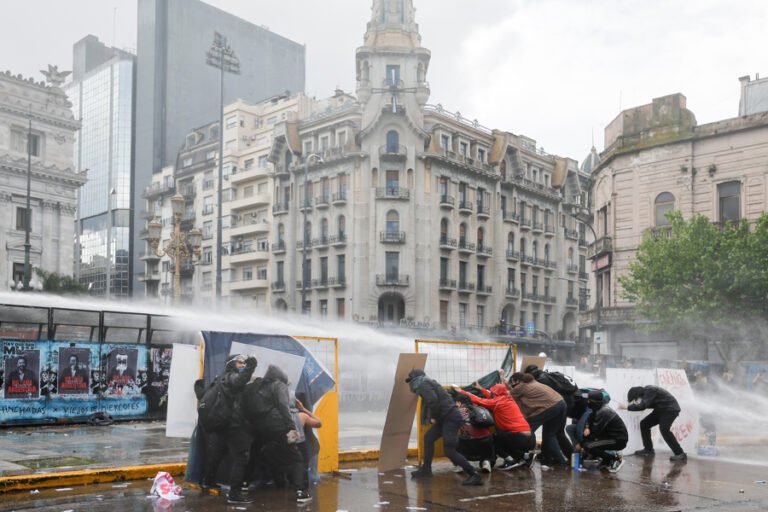 La policía reprime una masiva manifestación contra Milei
