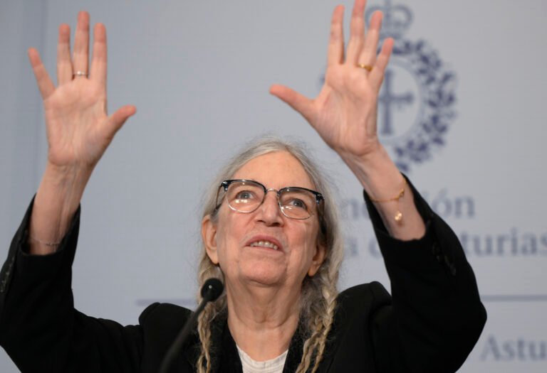 Patti Smith insta a los estadounidenses a «unirse» con sus votos para impulsar un cambio