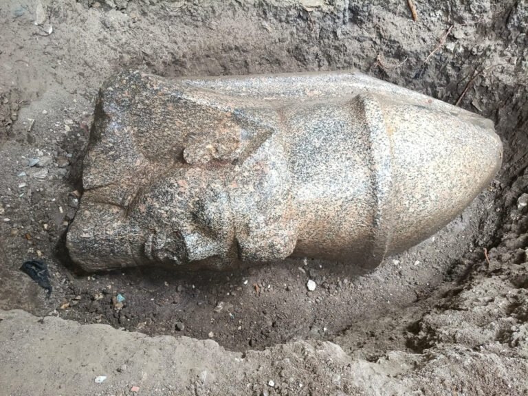 Hallan en Egipto dos estatuas que podrían pertenecer a Ramsés II tras aviso de ciudadano