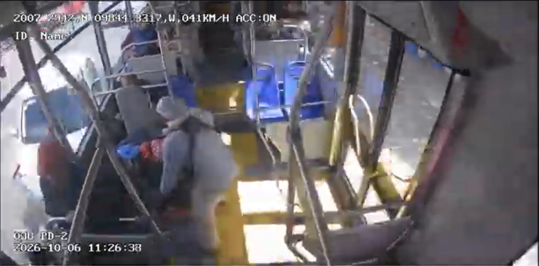 Sitmah reporta percance vial entre unidad del Tuzobús y vehículo particular