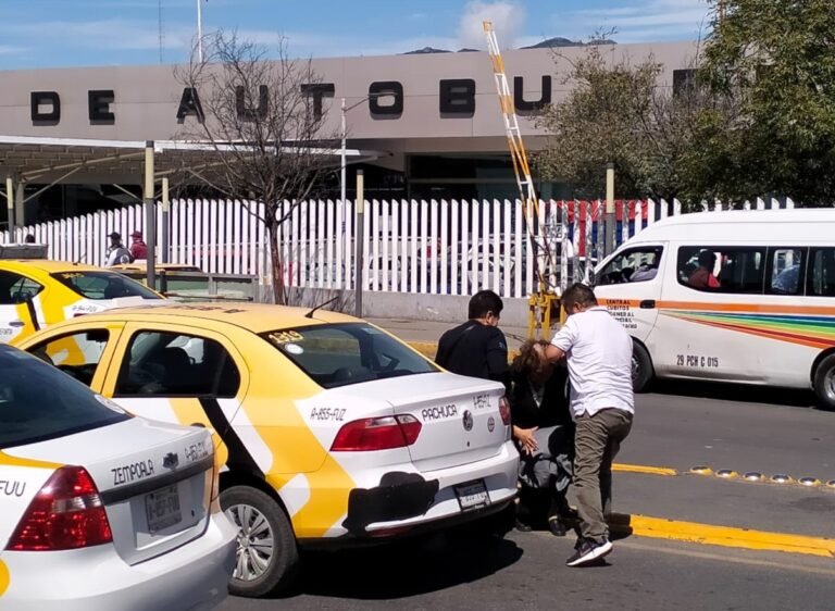Cae mujer al bajar de taxi frente a la Central de Autobuses