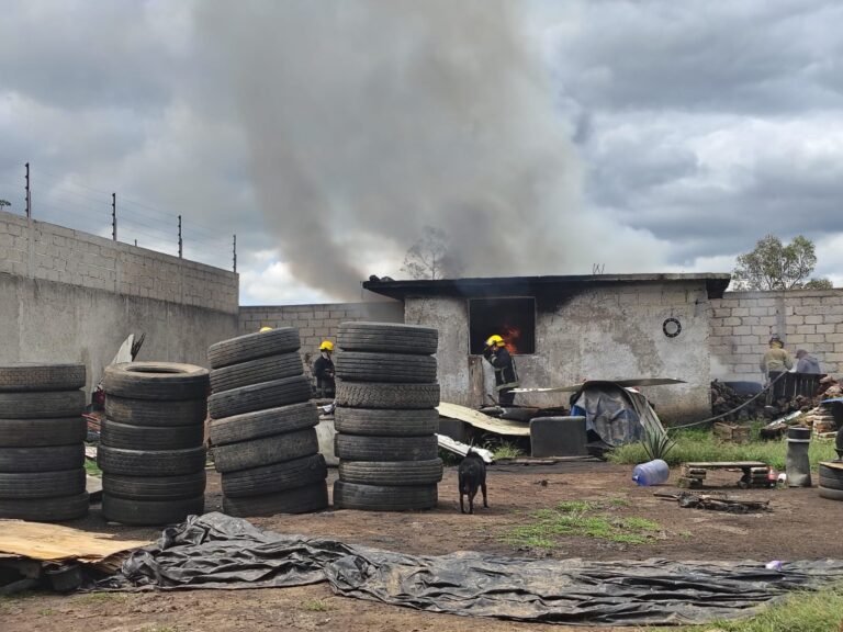 Evacúan Telesecundaria en Tulancingo por incendio de llantas en un predio