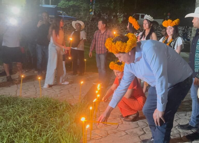 Acompaña Álvaro Bardales a pobladores de Huazalingo en el tradicional encendido de dos mil veintiséis velas