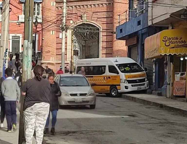 Colectiva invade la banqueta, arrolla a adulta mayor y choca