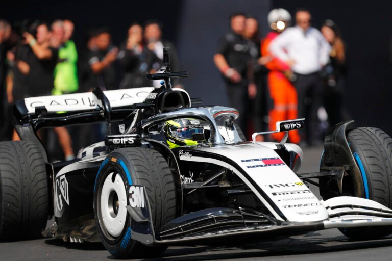 Sergio “Checo” Pérez celebra su renovación con Cadillac