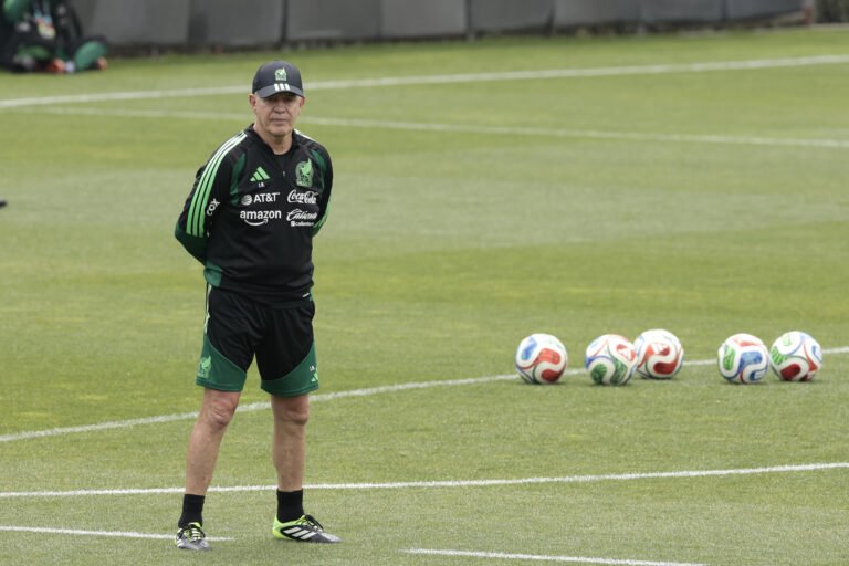 Aguirre rompe tradición; cambia de lado banquillo local de Mestalla