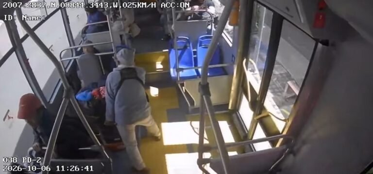 Por corte de circulación choca una unidad del Transporte Metropolitano