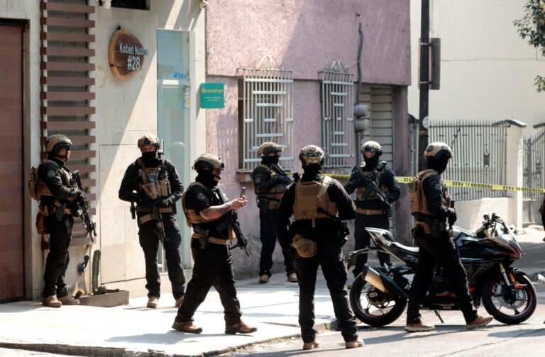 Efectivos de la FGR, descubren y aseguran cinco unidades con blindaje