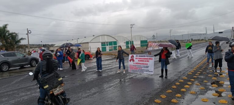 Trabajadores del IMSS retoman protestas y cierran la carretera federal Sahagún-Pachuca