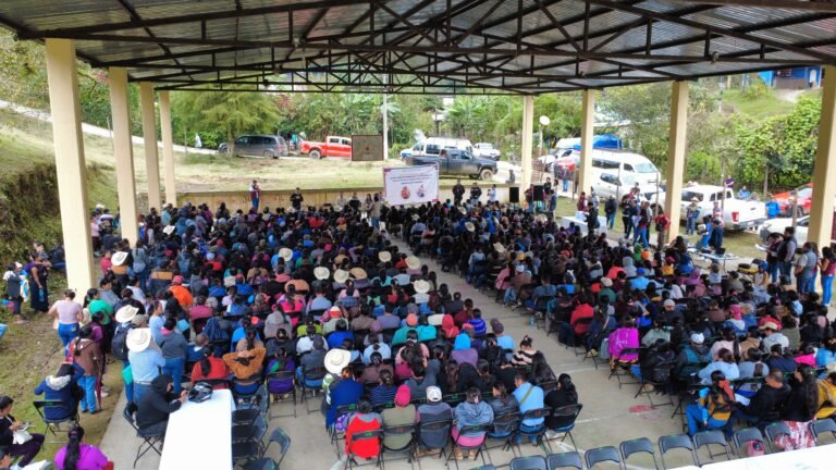 Entregan apoyos en comunidades de la Huasteca y la Sierra Alta