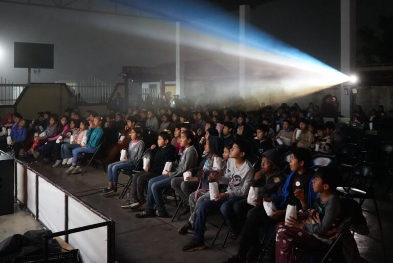 Acercan el cine a comunidad San Pablo en Acatlán