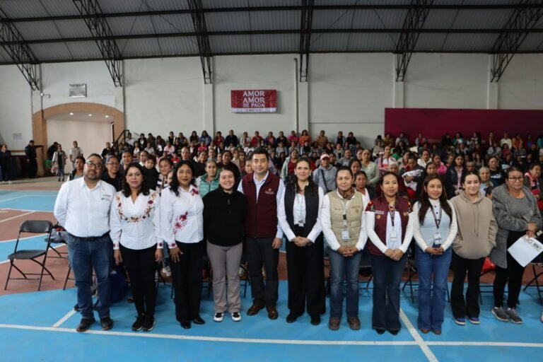 Impulsan desarrollo de mujeres artesanas de la región Otomí-Tepehua 
