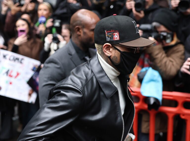 Chris Brown condenado a 8 meses de cárcel, aunque suspenden la pena por un año