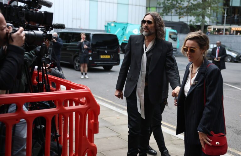 La fiscalía tacha a Russell Brand de «depredador sexual despiadado»