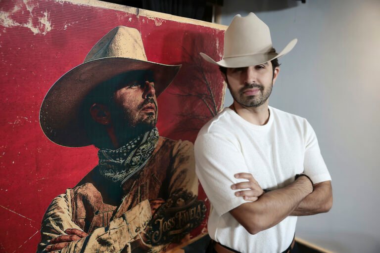 Joss Favela vuelve a sus raíces en el campo mexicano para seguir componiendo