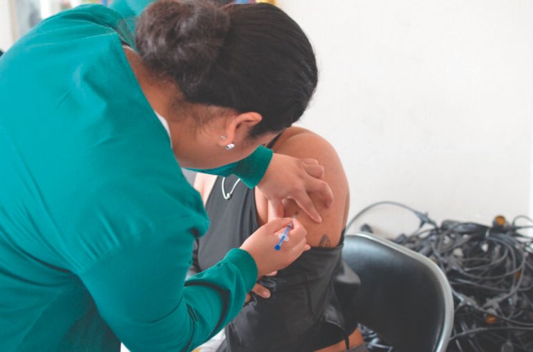 Buscan aplicar más de 1 millón de dosis contra Influenza y COVID