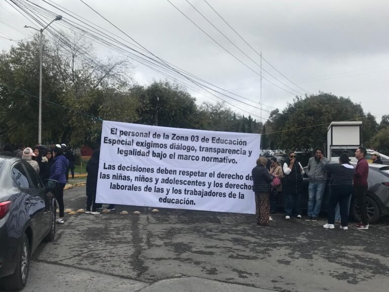 TRABAJADORES DE LA EDUCACIÓN BLOQUEAN LA ENTRADA A LA SEPH