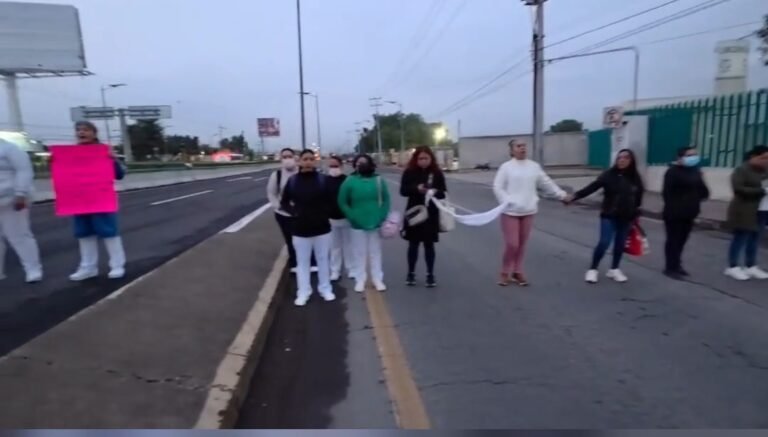 AUTOPISTA MÉXICO-PACHUCA, BLOQUEADA POR TRABAJADORES DEL IMSS