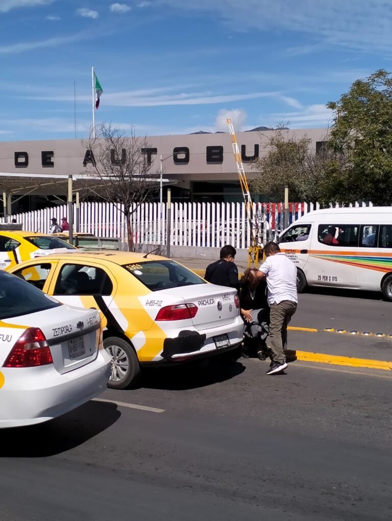 Cae mujer al bajar de taxi frente a la Central de Autobuses