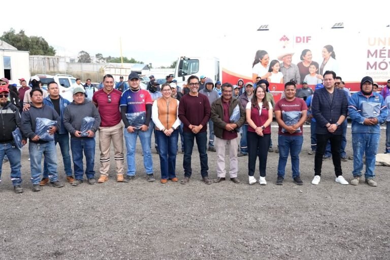 ENTREGA EDUARDO MEDÉCIGO UNIFORMES AL PERSONAL DE SERVICIOS MUNICIPALES