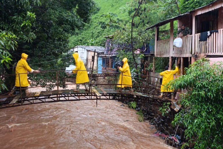 Evacuan a más de 600 familias paraguayas por inundaciones