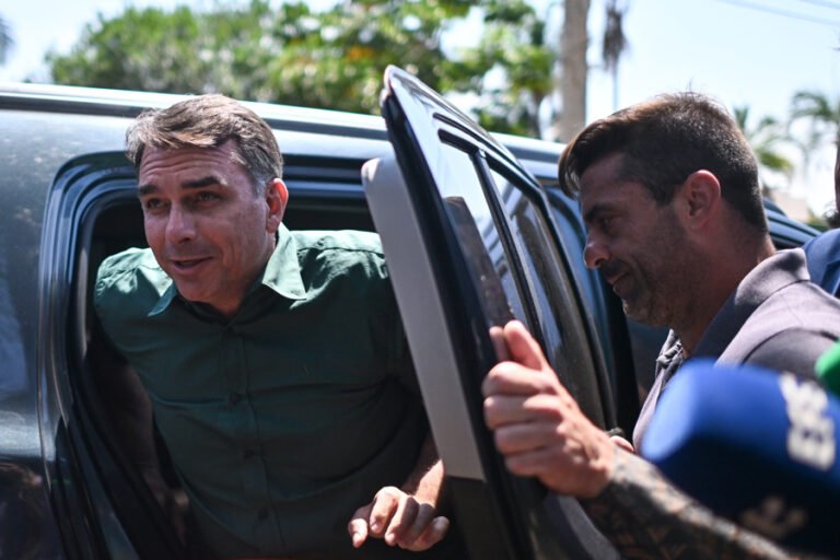 Flávio Bolsonaro visita a su padre en prisión domiciliaria
