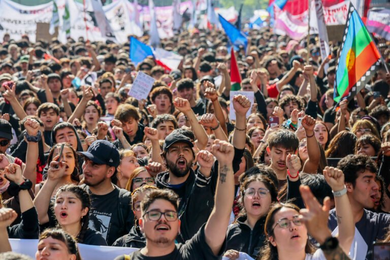Chile: termina masiva protesta contra recortes educativos