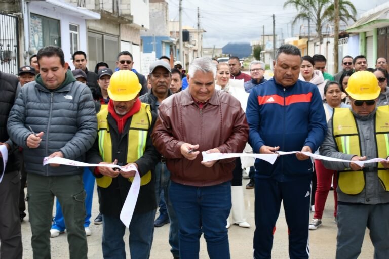 Alcalde de Tepeapulco, entrega obra vial en Ciudad Sahagún