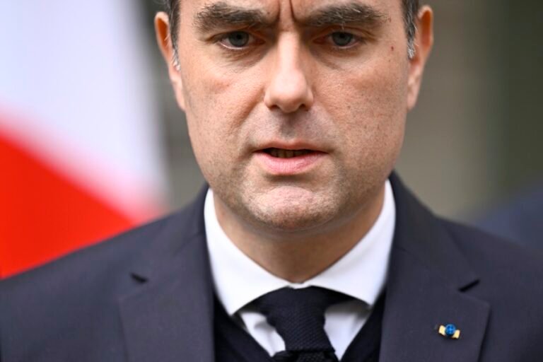 Segunda noche de toques de queda en Francia