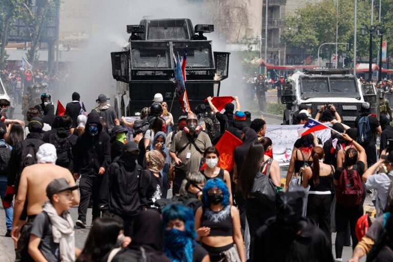 Miles marchan en Chile para protestar contra recortes de Kast