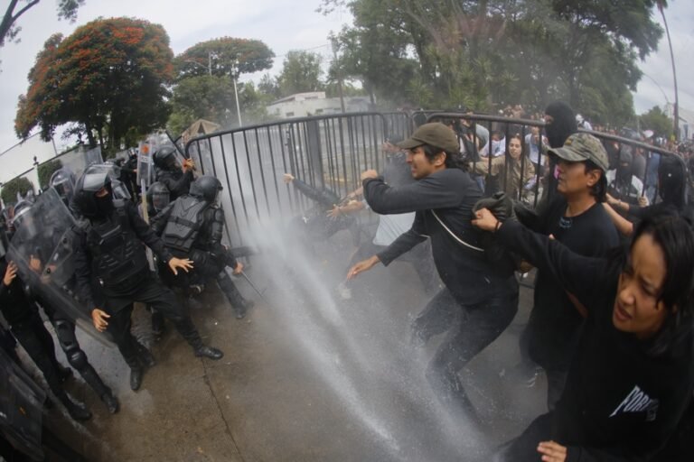 Protesta por agua contaminada deja decenas de heridos