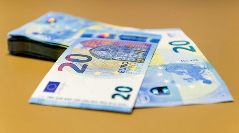El euro cayó por debajo de los 1.12 dólares, mínimo desde mayo de 2025